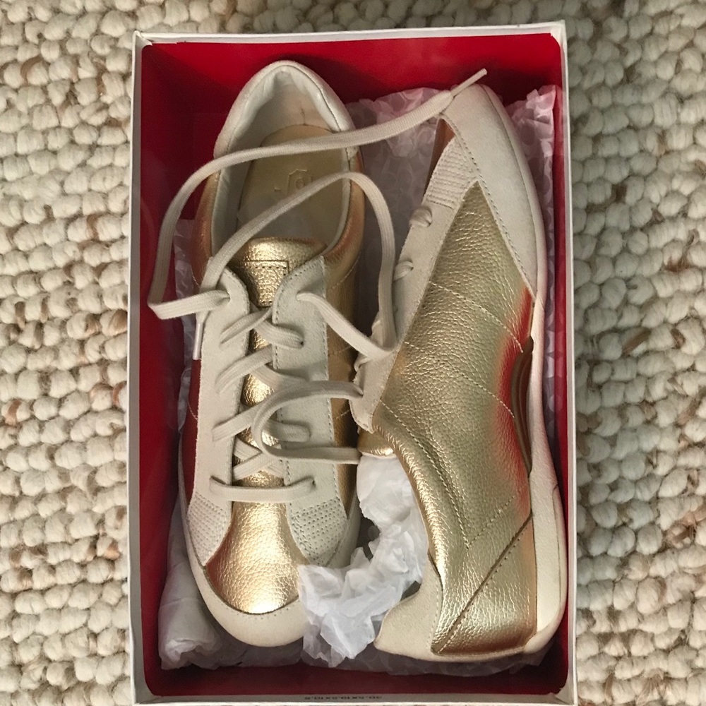 New in Box Coach leather Reina sneakers
